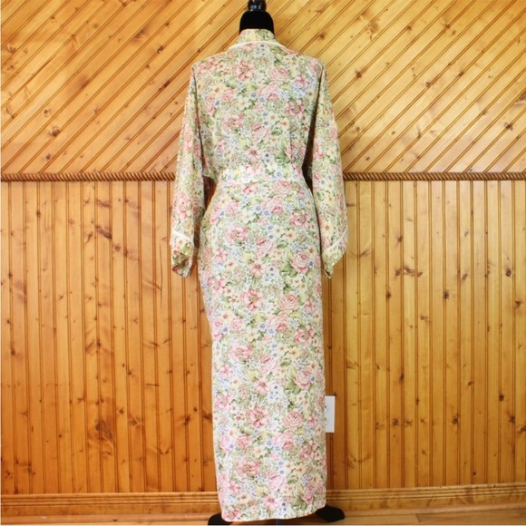Vintage Diamond Tea Nightgown & Robe Set
Floral - Picture 12 of 14